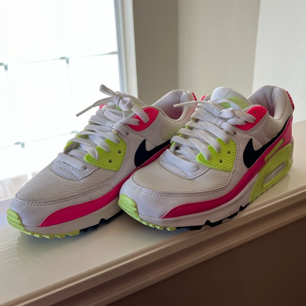 Women’s Air Max 90 in Pink Volt 💖